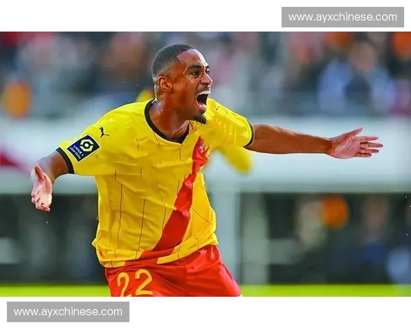 阿吉拉尔传射后染红，朗斯十人作战仍保持攻防平衡